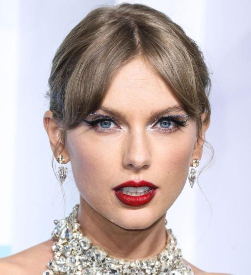 テイラー・スウィフト、恋人ケルシーとニューヨークでピザデート「おかえり」とチーフスも歓迎 StartHome