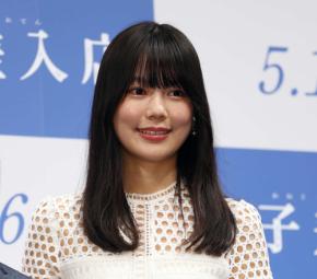 川口真奈「金子差入店」で初舞台あいさつ、緊張も“天然回答”で丸山隆平たじろがせる