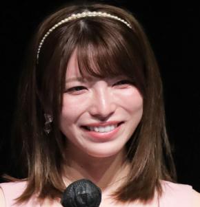 上原亜衣、ポロシャツの右腕からポロリ「タトゥーいれたの？」「無邪気」「足長いし顔小さい」