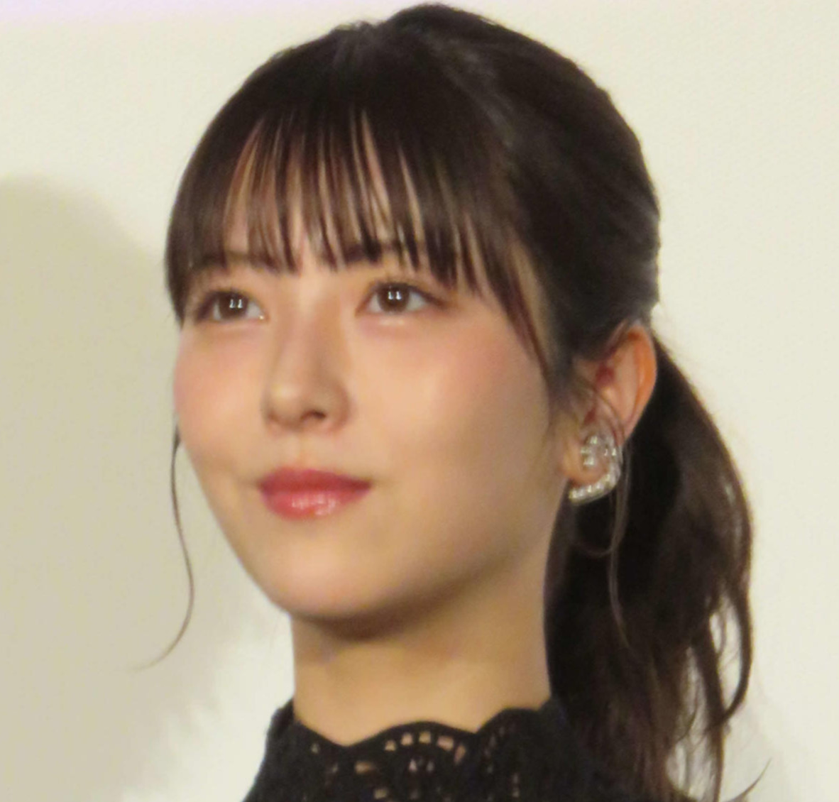 浜辺美波「25歳の今夏は」…　背中が開いた鮮やか赤色衣装の振り返りショットで報告