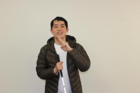 盲目のピン芸人「目が見えなくてもやってやるぜ」 意欲を燃やすのは…