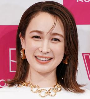 藤井サチが結婚 正装“2ショット”も公開 お相手は一般男性