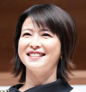 56歳森高千里、ミニスカ衣装で上田市での初ライブをパワフル熱唱 プライベートでは…