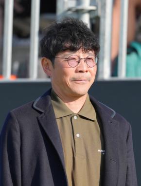 前澤友作氏、愛犬とプライベートジェットで添い寝ショット「凄すぎ」「この犬になりたい」と反響