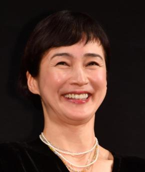 安田成美、プレゼントに大はしゃぎ　木陰でブランコ「可愛すぎる」「のりさんと二人乗りして～」