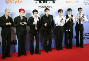 ENHYPEN、クールなスーツでトークショー「一緒に花道を歩いていきたい」「新しい音楽を」