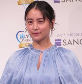 山本美月、初代「歯が命」コンビから受賞「大先輩とここに立ててうれしい」ブルードレスで笑顔