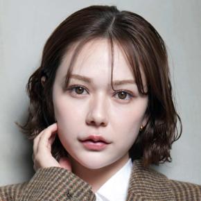 村重杏奈、透明感あふれるタンクトップ姿に反響「セクシー」「肌白過ぎて透明感がスゴい」