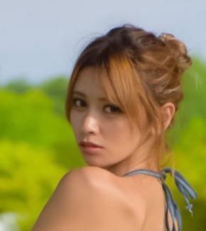 22歳Iカップグラドル「ハミ感よき」「こぼれそう」動画 写真集特典「セクシー水着サンタ」も