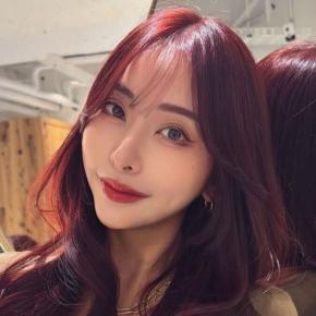 レースクイーン南真琴、デコルテ全開セクシー白サンタ姿に「もはや天使」「スーパー美人」の声