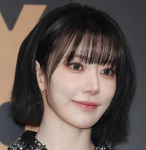 ルセラフィム宮脇咲良、透け透けパンツコーデ公開「セクシーな女神」ウンチェとのツーショットも