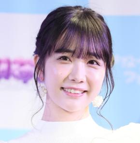 天羽希純「重大告知」衝撃的な限界ギリギリ胸元露出「こぼれそう」ワンショル黄色ドレスで……