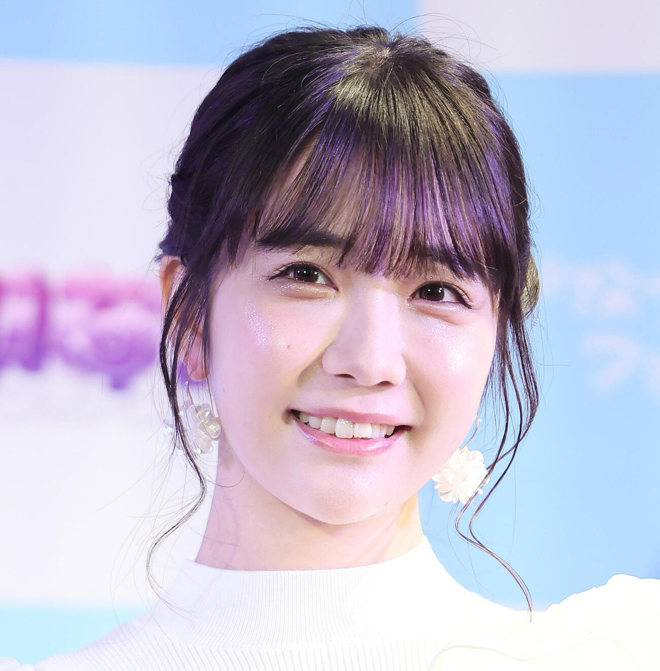 天羽希純「重大告知」衝撃的な限界ギリギリ胸元露出「こぼれそう」ワンショル黄色ドレスで……