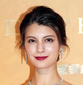 マギー、黒ブラトップ＆レギンス姿で胸元やバキバキ肉体ヒップ際立つトレーニング動画公開