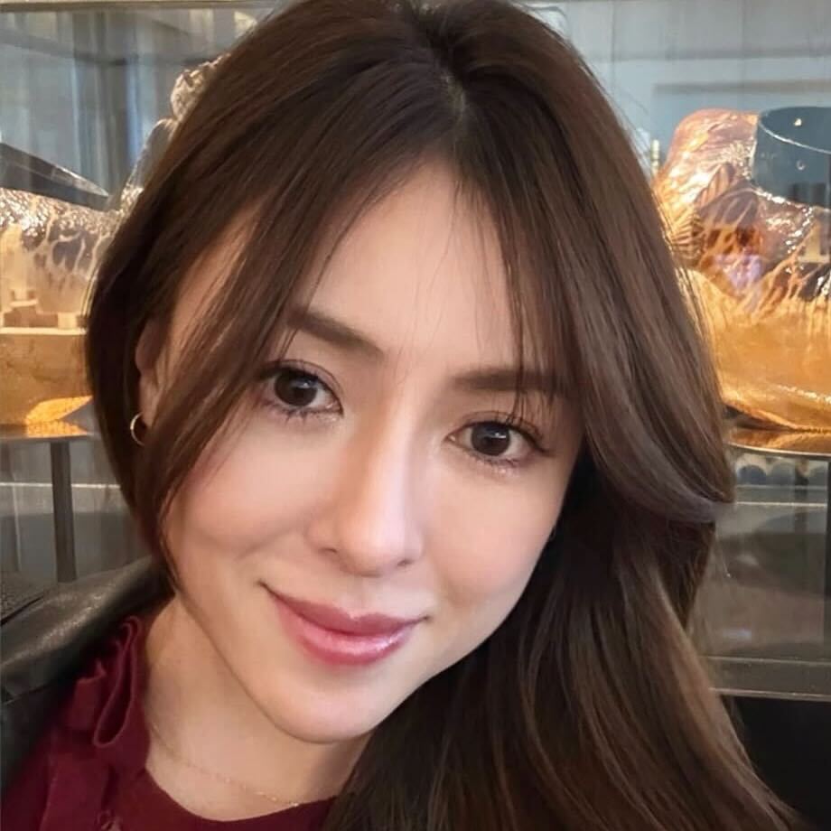 「美魔女すぎ」54歳タレント、絶対領域チラリミニワンピ姿にフォロワー「うっとり」