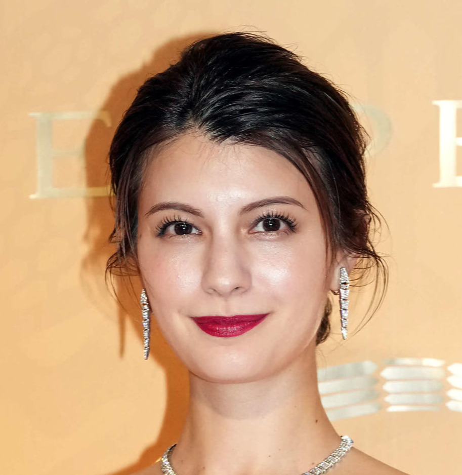 マギー、黒ブラトップ＆レギンス姿で胸元やバキバキ肉体ヒップ際立つトレーニング動画公開