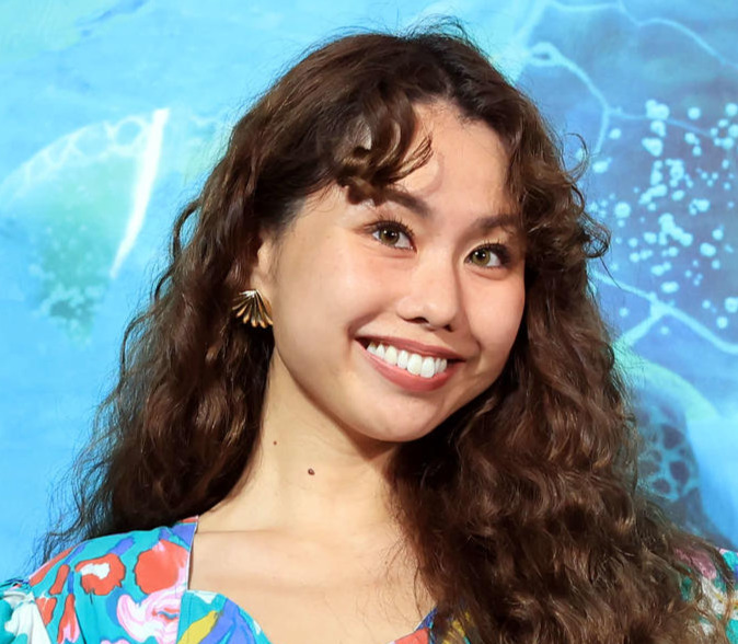 peco、赤コーデを披露「ぺこりんコーデは元気がでるっ」「いつもと雰囲気違くて素敵」の声