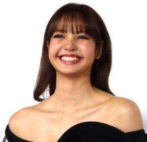 BLACKPINKリサ、デコルテ限界ギリギリ＆背中露出キラキラ「ゴージャス」黒コーデ姿公開