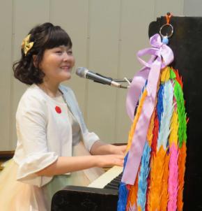 全盲のシンガー佐藤ひらり　憧れスティービ－・ワンダーの住むガーナで歌唱へ