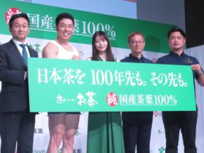 有村架純、グリーンのノースリーブドレス披露 なかやまきんに君の全力ギャグには笑顔