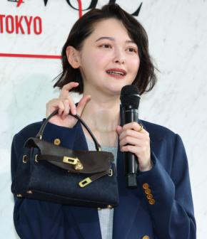 玉城ティナ「ラスト20代」まで１カ月　ポップアップにハンサムミニスカで登場