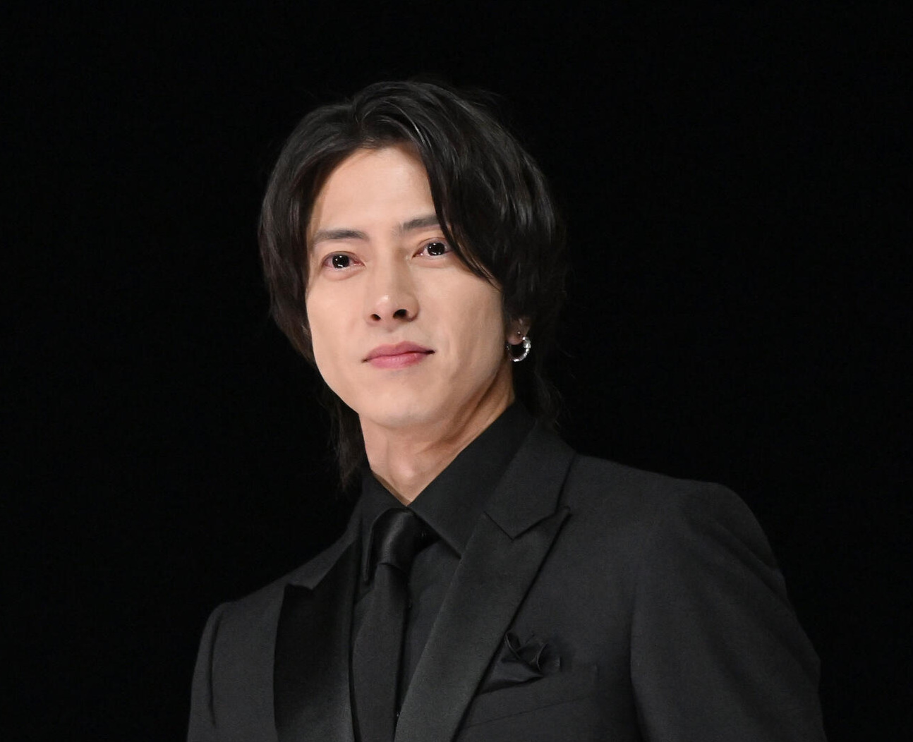 山下智久「感無量」尊敬する先輩に芸能活動30周年祝福され「大切に進みます」
