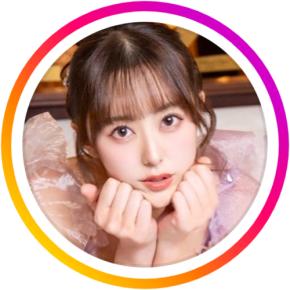 ピアニストグラドル「セクシーな女神」ノンショルトップスから谷間あらわ個展衣装「メガネ最強」