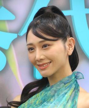 “9頭身美ボディー”斎藤恭代、水色バンドゥビキニくびれ&谷間あらわ「べっぴん」デニムコーデ