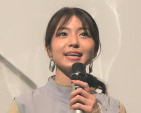オープンな胸元まぶしく…38歳誕生日の中村静香、頬杖ついてほほ笑むキャミソール姿の写真投稿
