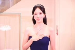 TWICEのMINA「ひとつひとつがすてきな作品」濃紺ドレスにハイジュエリーまとい笑顔