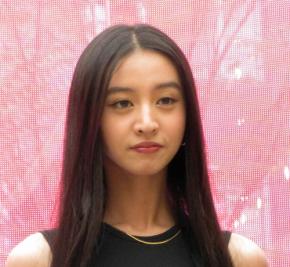 Koki,黒インナー&素肌が透け見え 大胆なドレス姿をベネチア国際映画祭で披露