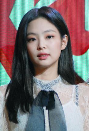 【韓流】BLACKPINKのJENNIE「男友達の肩にそっと…」寄りかかっている写真公開