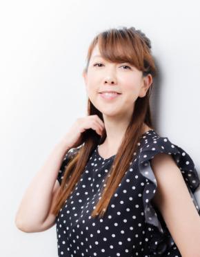 22年ぶり「熟女グラビア」話題の50歳 ミニスカ姿の近影に「神美女」「変わらぬ美貌」