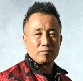 古希迎えた長渕剛「照れるね、まったく」ステージ上で誕生日を祝福「いつまでも僕たちの兄貴」