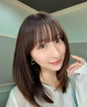 グラドル緒方咲“Ｆ”を指先でツンツン、恥じらいショットに「羨ましい」「代わってくれ」