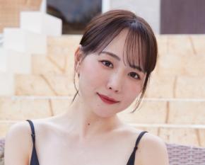 「会社員のお姉さん」インフルエンサー、ボディーライン際立つミニワンピ「ドキドキ」脚線美公開