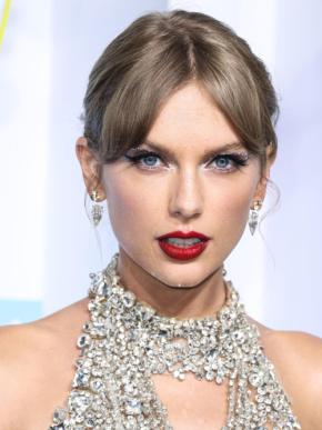 テイラー・スウィフトとトラビス・ケルシー夫妻の愛犬がNYでランウェーデビュー？