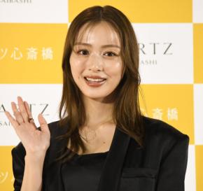 「海田理央」!? ボディーラインあらわ34歳女優がビキニ水着ショット公開「芸術的な美しさ」