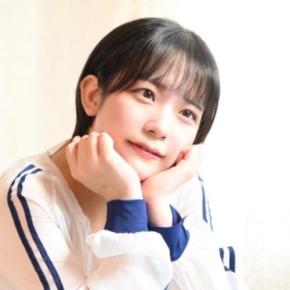 現役捕手グラドル、アンダーシャツ脱ぎ谷間あらわメイド風衣装「シュールな…」グラブコーデ公開