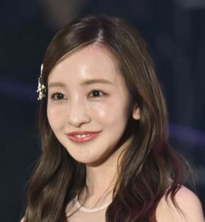 板野友美「足ほそ」透け感ストッキングのミニスカコーデに「おしゃれ番長すぎ」「永遠に憧れ」