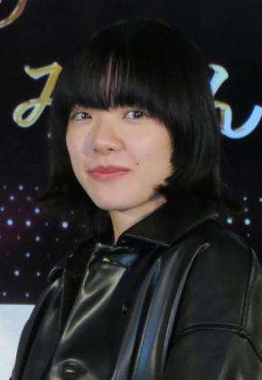 あいみょん、結膜下出血で眼帯姿　初ベスト盤発売「たくさんの感謝と大切な思い出」