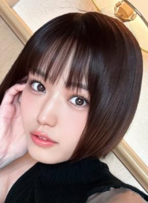 26歳アイドル、ベッド膝立ち黒ランジェリー美腹筋あらわ「美しすぎる」「うらやましい腹筋」
