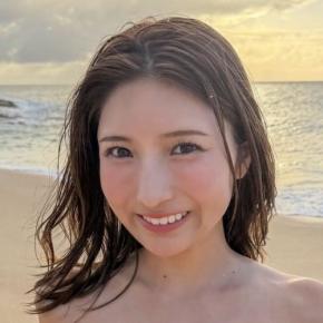 軽トラ女子グラドル、96センチ限界ギリギリあらわ「プルプル」青バンドゥビキニ水着ショット