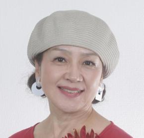 66歳美魔女が13歳上の夫とワインで乾杯、握手で大泣き　結婚43年の記念日「これからも…」