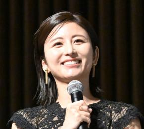 宇賀なつみ、ドアップ黒キャミソール「キュンとしました…」エッセー本ショット公開「爽やか」
