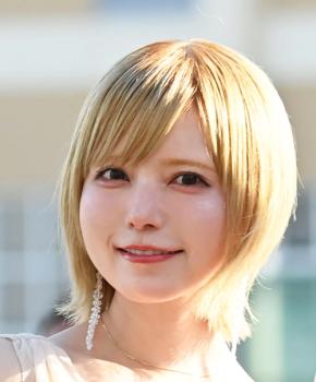 益若つばさ「親戚気分」メンバーと集合ショット「本当に１人目？ってくらい貫禄と余裕があって」