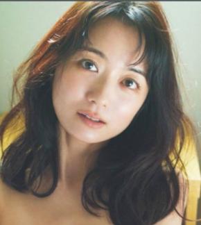 34歳戦隊女優、美しい腹筋を披露も、複雑な思い 「ガチのはみんな引くと思うからこれでも…」