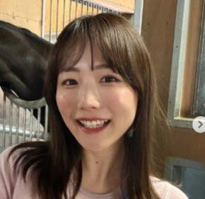 「会社員のお姉さん」インフルエンサー、胸元大胆な水色ビキニ水着「おっきいい」曲線美披露