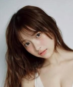 19歳グラドルの鮮やかブルーストライプビキニ写真公開に反響「なんちゅー可愛さ」「最高です」