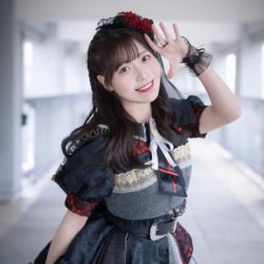 「10年に一度の美少女?」アイドル、「メロンスゴイイ」布面積少ないグレー&ピンクビキニ水着姿